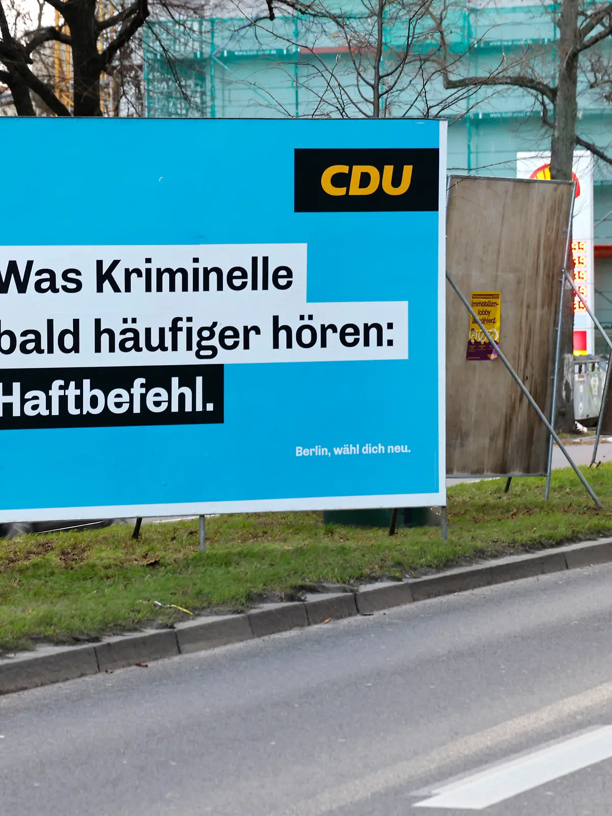 Wahlplakat der CDU 'Was Kriminelle bald häufiger hören: Haftbefehl.' zur Wiederholungswahl zum Berliner Abgeordnetenhaus. Die Wahl muss wegen Unregelmäßigkeiten wiederholt werden und findet am 12. Februar statt. Berlin, 05.01.2023