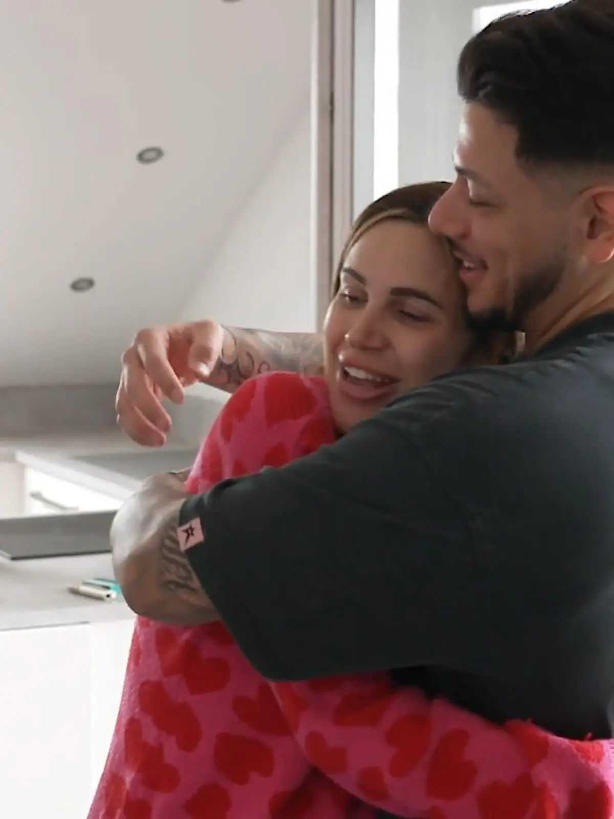 Bild zu: "Gök und Rebecca bauen Möbel fürs Baby und finden zueinander zurück"