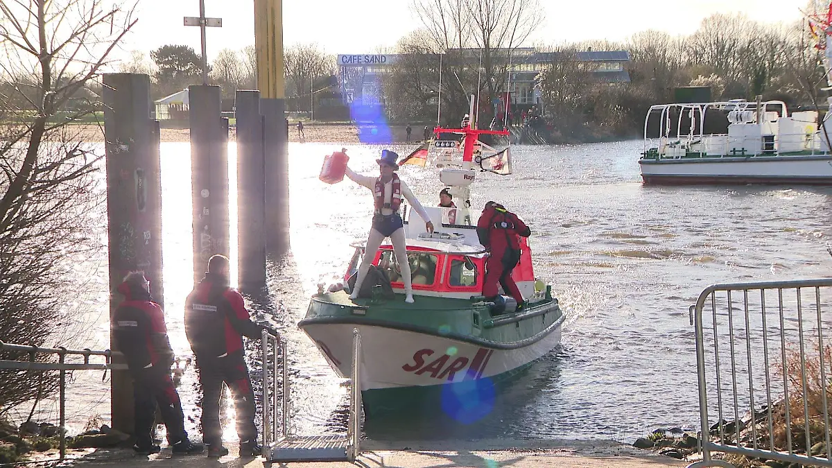 Wenn das Eis nicht hält, bringt ein Rettungsboot den Schneider an das andere Ufer.