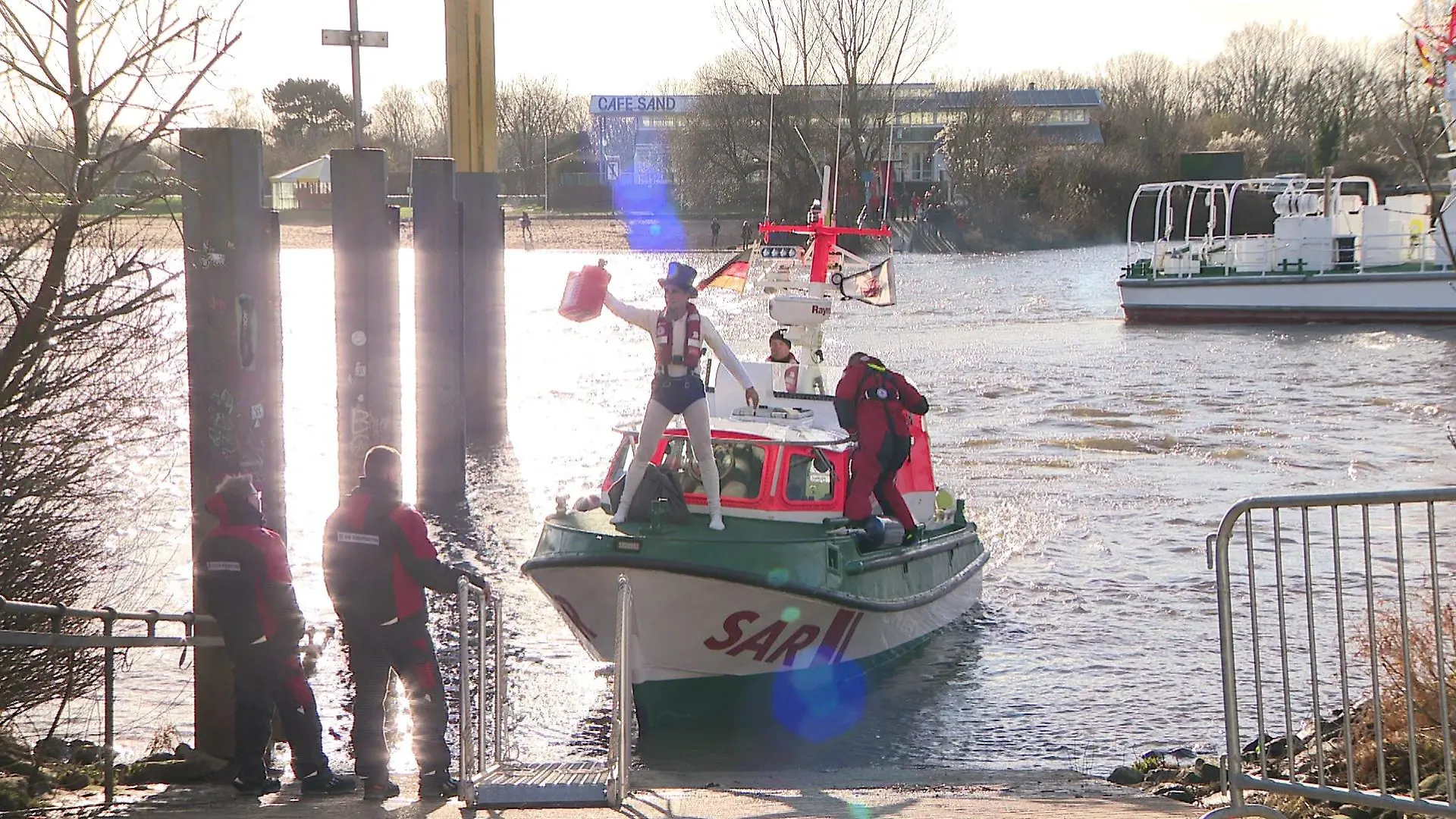 Wenn das Eis nicht hält, bringt ein Rettungsboot den Schneider an das andere Ufer.