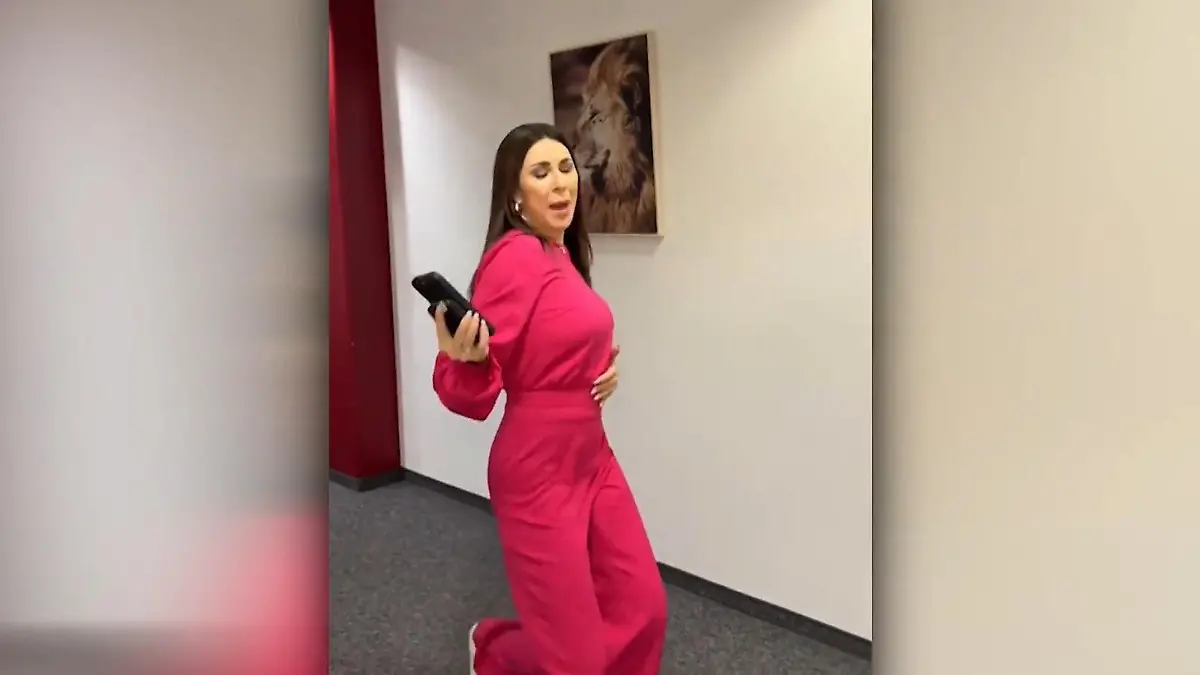 So kennen wir sie gar nicht! Judith Williams, sind wir hier etwa bei „Let’s Dance”? Backstage bei „Die Höhle der Löwen"