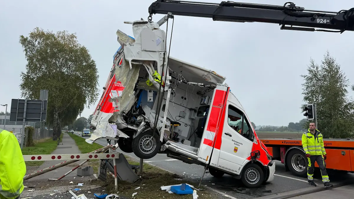 Regionalzug kollidiert mit Krankenwagen - Patientin stirbt