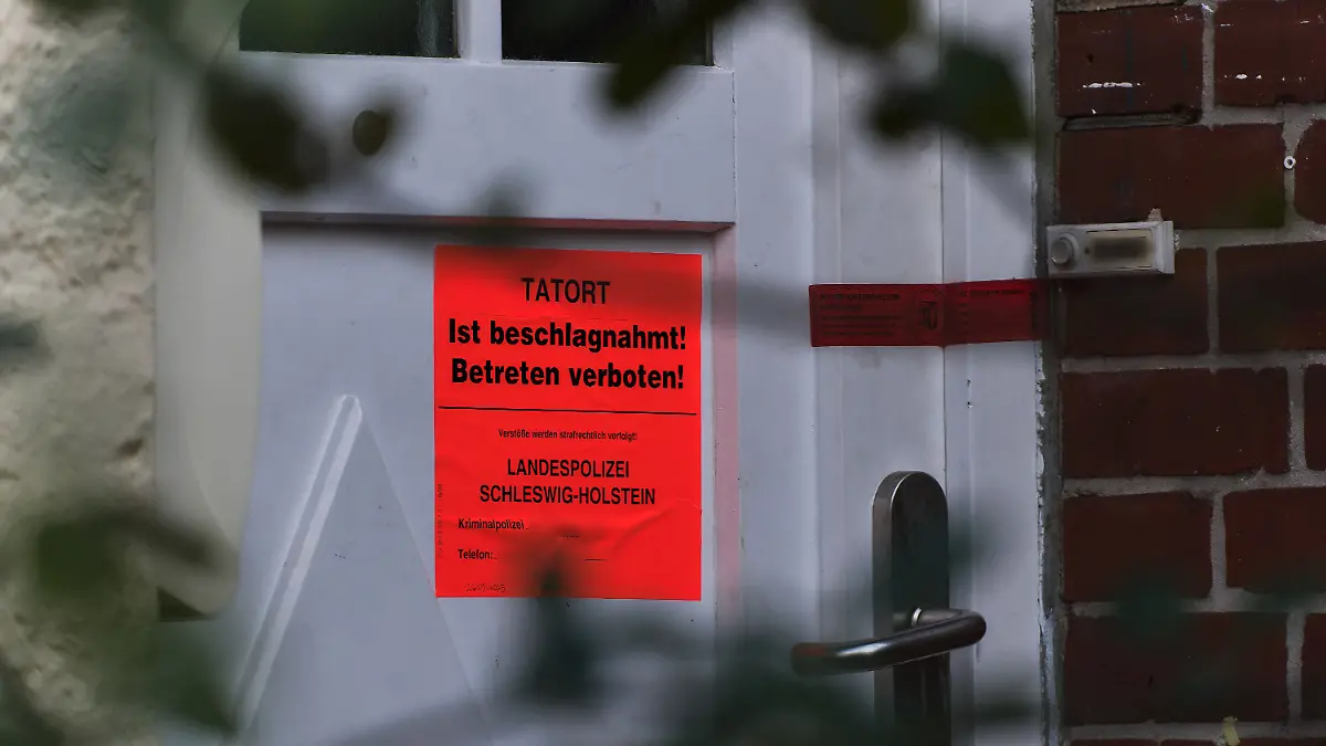 29.09.2025, Schleswig-Holstein, Brunsbüttel: An einer Haustür ist ein Siegel der Polizei sowie ein Schild mit der Aufschrift „Tatort - Ist beschlagnahmt! Betreten verboten!” zu sehen. Eine Mutter und ihr Lebensgefährte stehen im Verdacht, ihr vier Monate altes Baby in Brunsbüttel in Schleswig-Holstein durch Vernachlässigung getötet zu haben. Foto: Marcus Golejewski/dpa - ACHTUNG: Namen wurden aus rechtlichen Gründen gepixelt +++ dpa-Bildfunk +++