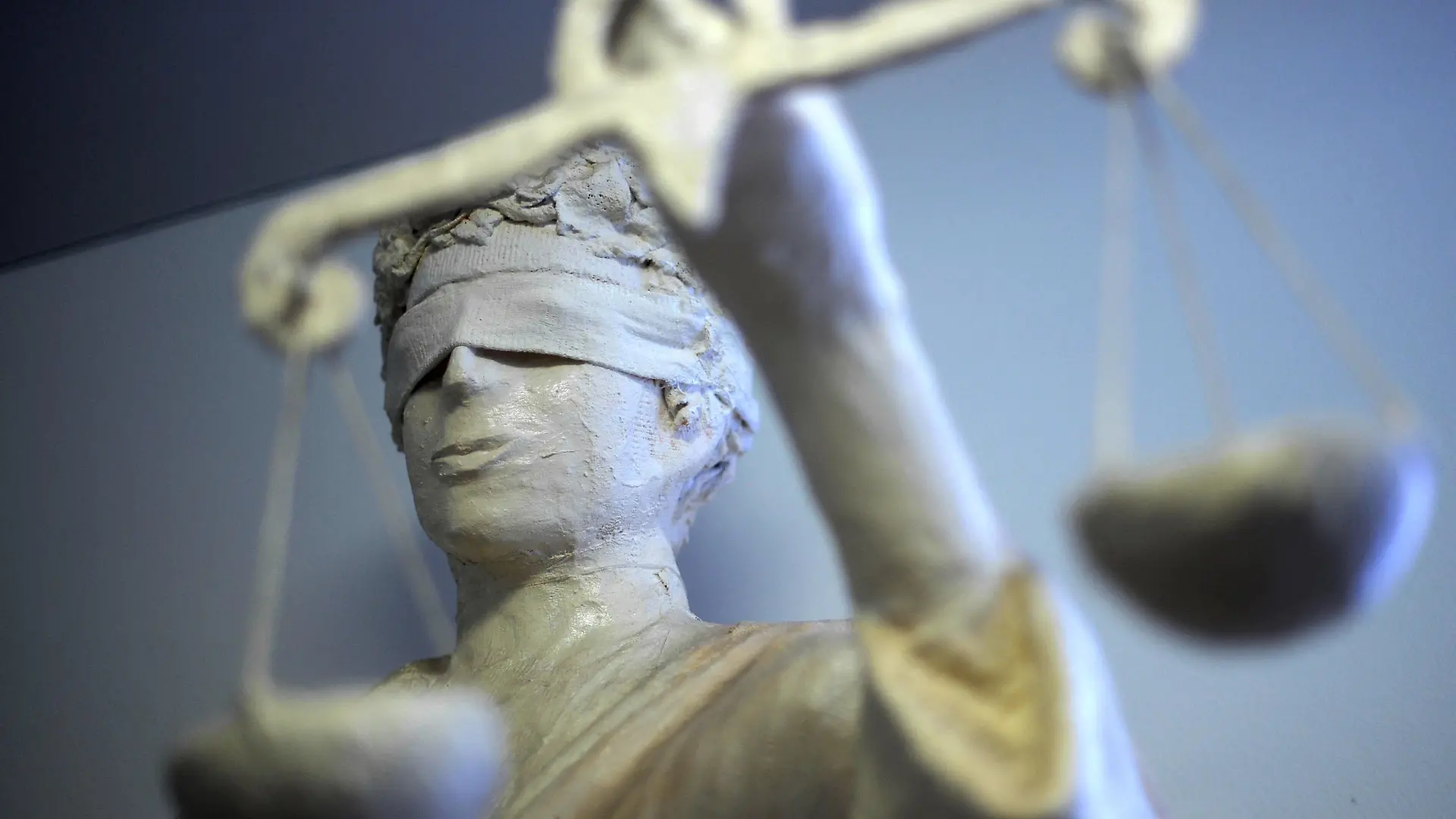 ARCHIV - ILLUSTRATION - Die Statue Justizia ist am 25.01.2011 im Amtsgericht in Hannover zu sehen. Foto: Peter Steffen/dpa (zu dpa Berichterstattung über den 70.Deutschen Juristentag vom 19.09.2014) +++(c) dpa - Bildfunk+++