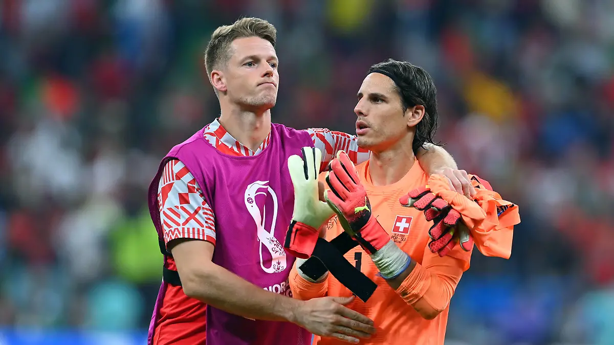  FUSSBALL WM 2022 Achtelfinale Portugal - Schweiz 06.12.2022 Torwart Jonas Omlin li und Torwart Yann Sommer Schweiz sind nach dem Abpfiff enttauescht *** FOOTBALL World Cup 2022 Round of 16 Portugal Switzerland 06 12 2022 goalkeeper Jonas Omlin li and goalkeeper Yann Sommer Switzerland are disappointed after the final whistle