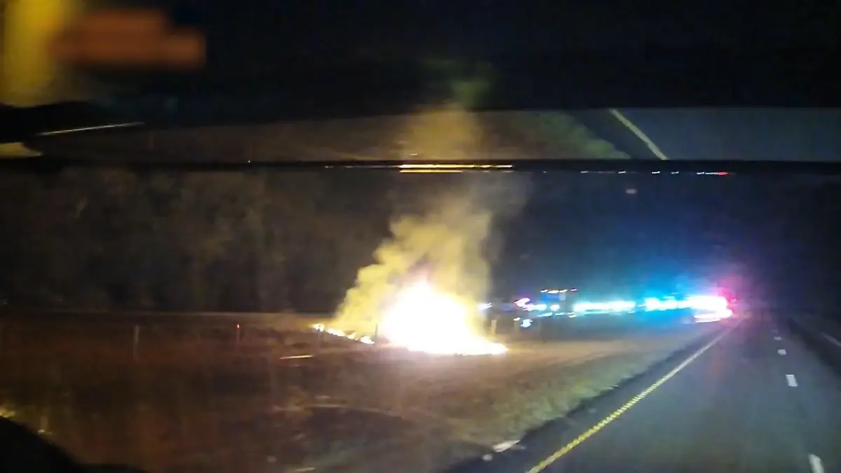 Frau in Flammen-Auto eingeklemmt! Für Fremde riskiert Andrew sein Leben Unfall in den USA