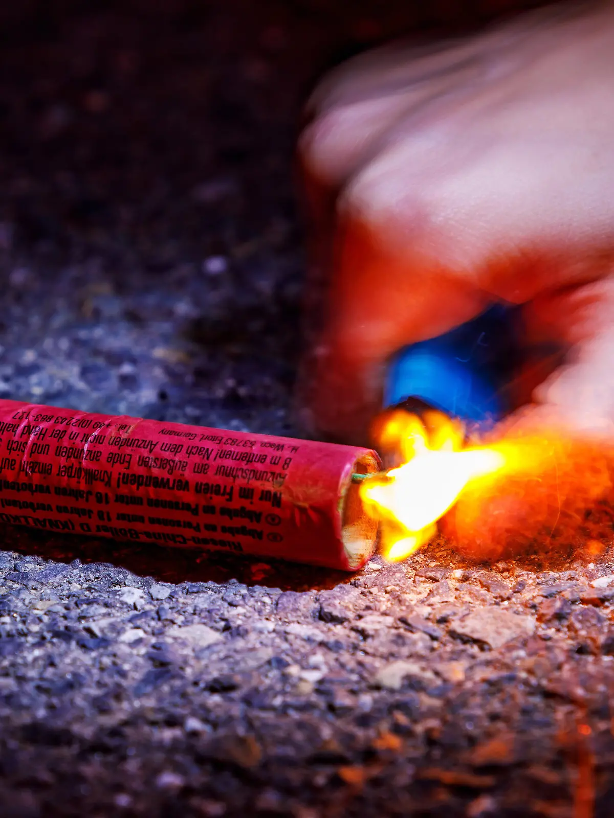 DEU/Deutschland/Brandenburg/Illustration, 29.12.2022, Symbolfoto Silvesterfeuerwerk, ein Knallkoerper (Silversterknaller / Chinaboeller) wird angezuendet.