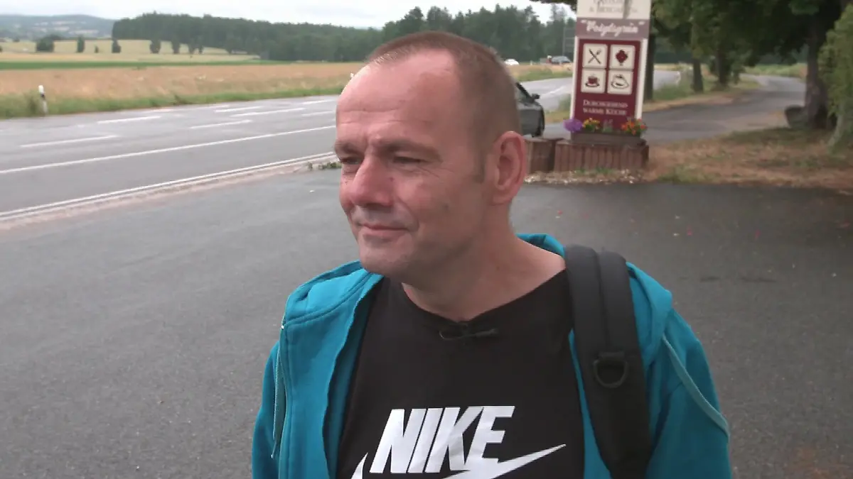 Mit der Unterstützung seiner Freundin begibt sich René Ritter in eine Entzugsklinik.
