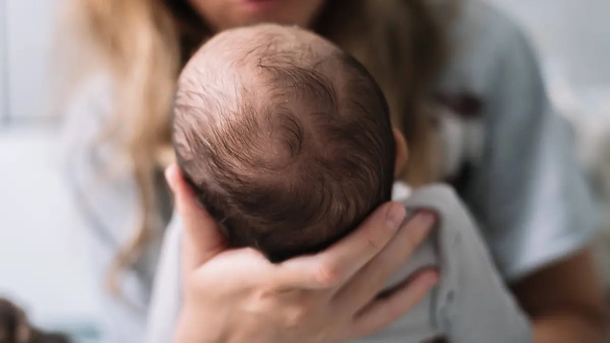 Nach der Geburt merkt die Niedersächsin, dass etwas nicht stimmt.(Symbolbild)