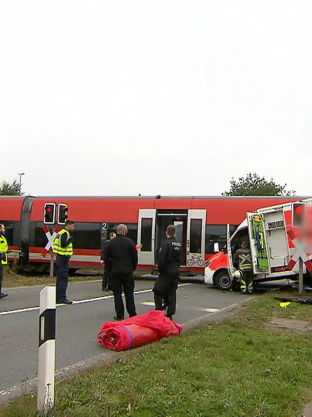 Bild zu: "Zug erfasst Krankentransport – Patientin tot"