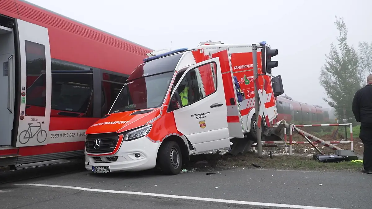 Zug rast auf Bahnübergang in Krankenwagen – Patientin stirbt Schwerer Unfall in Ahaus