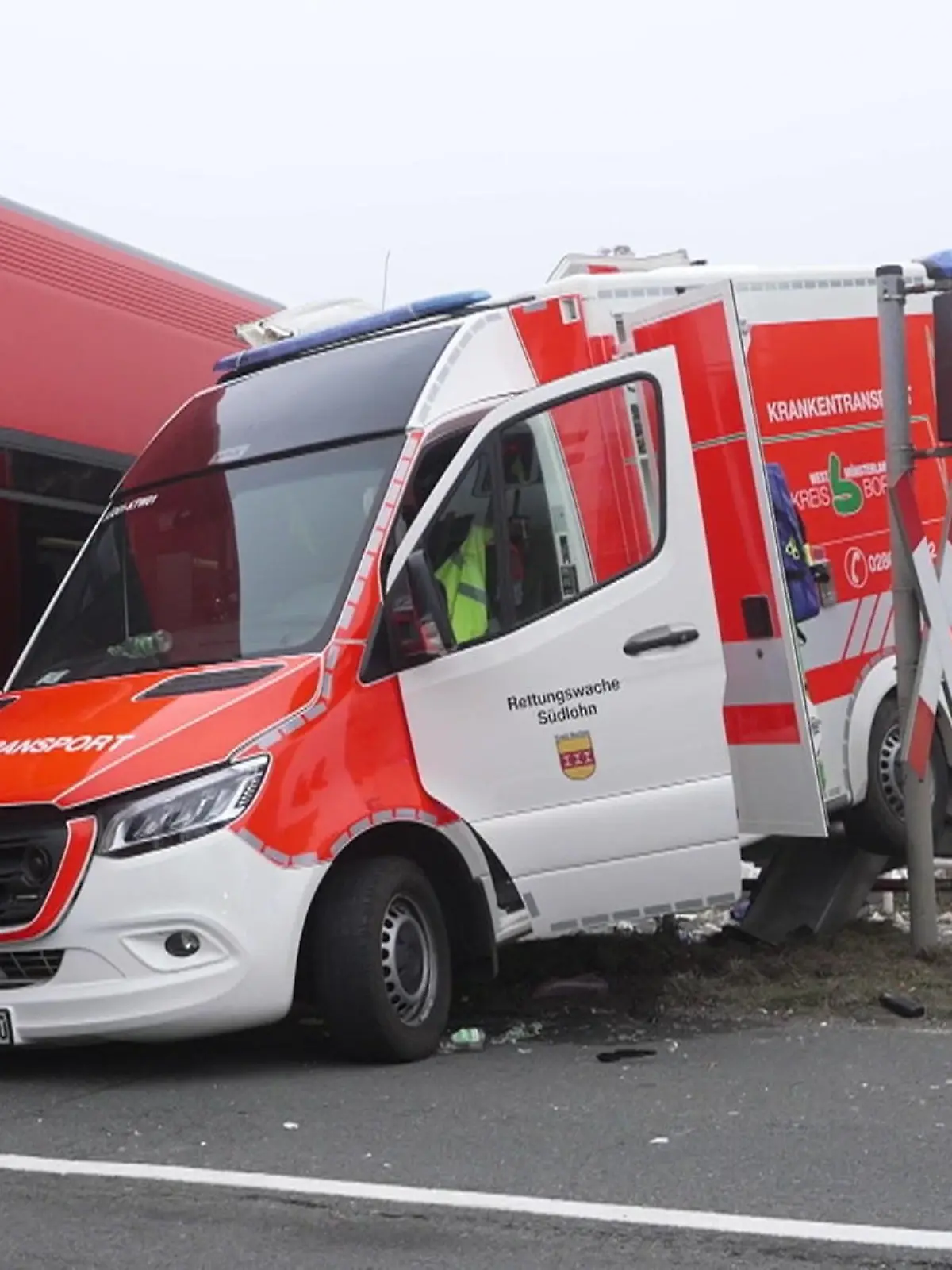 Bild zu: "Zug rast auf Bahnübergang in Krankenwagen – Patientin stirbt"