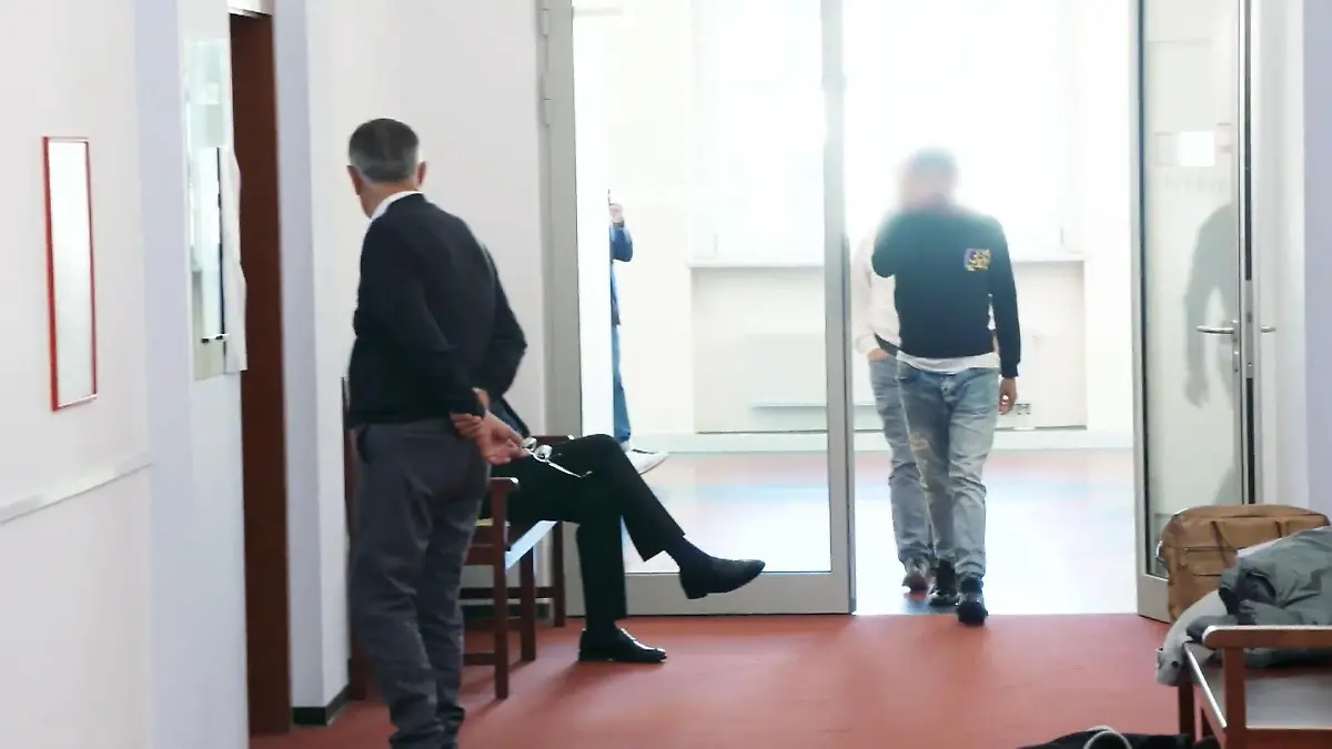 Betrüger gibt sich als Sohn aus und erschwindelt 50.000 Euro Fake Sohn verurteilt