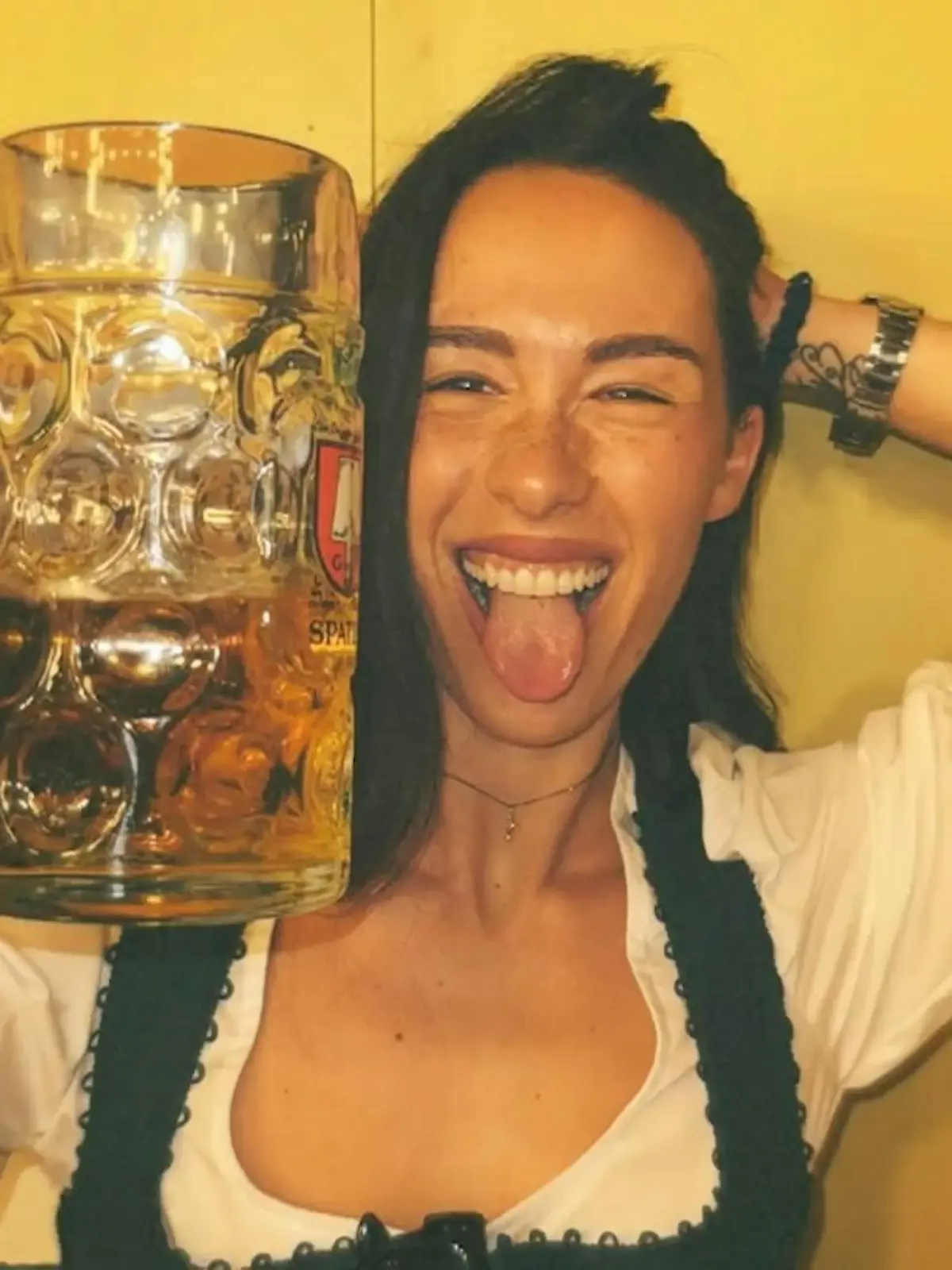Bild zu: "Kinderfrei! Aurora Ramazzotti reit die Wiesn-Hütte ab"