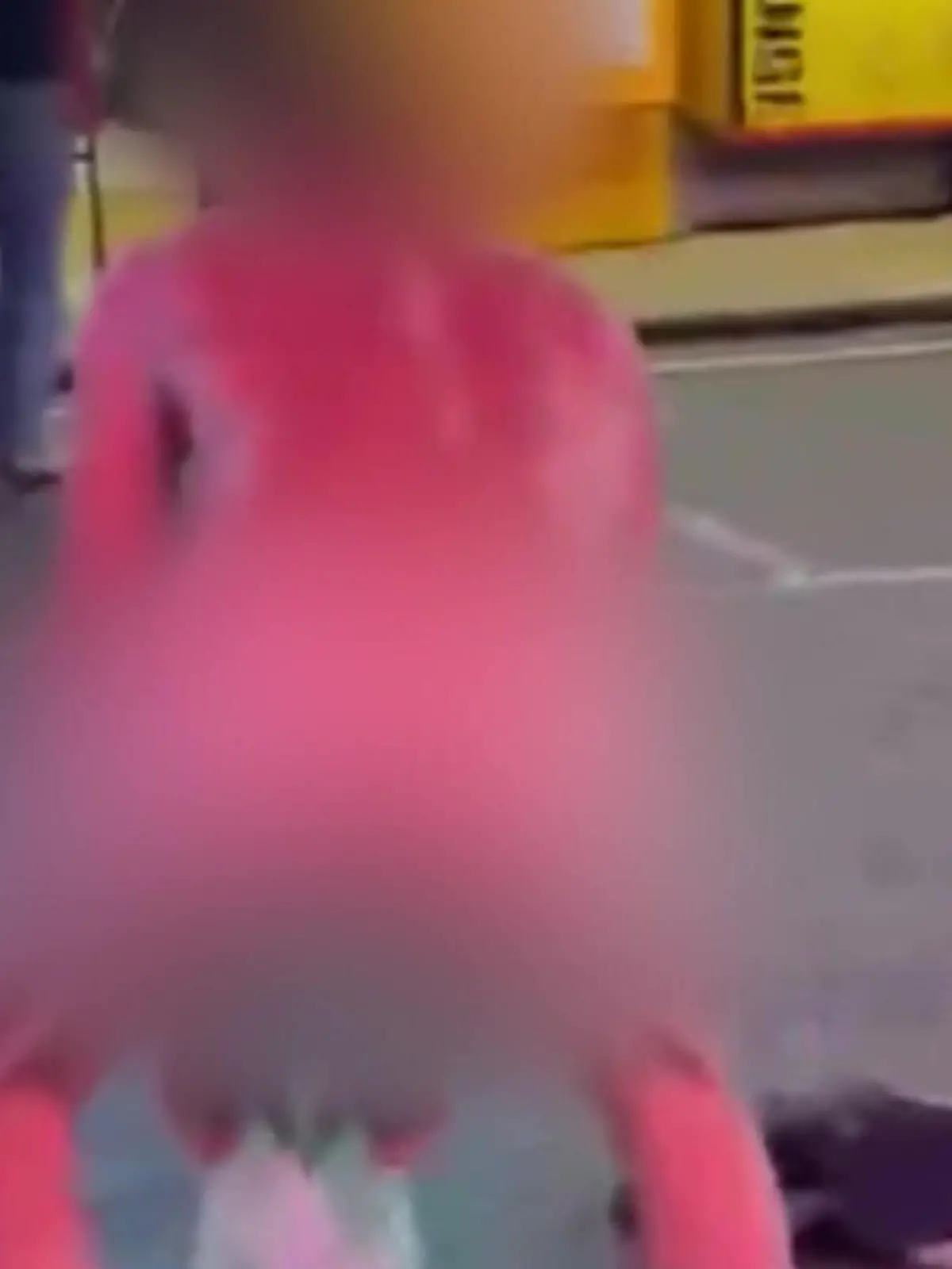 Bild zu: "Knapp ein Jahr vermisst – dann tanzt Aidan (44) nackt durchs Rotlichtviertel!"