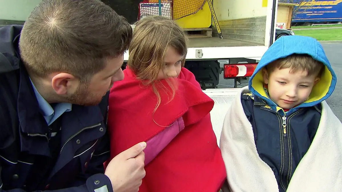 Trucker entdeckt Kinder auf seinem Lkw