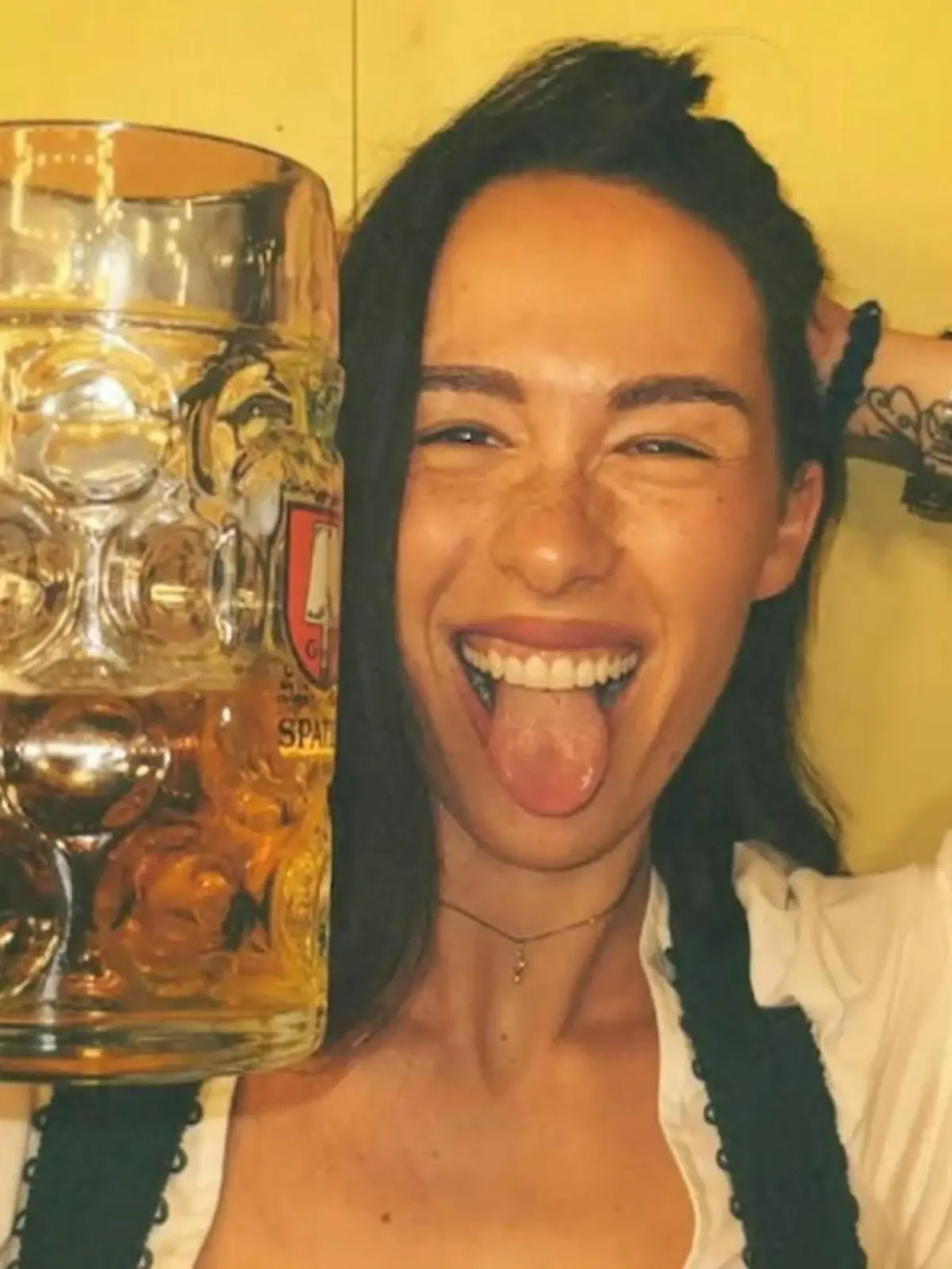 Bild zu: "Kinderfrei! Aurora Ramazzotti reit die Wiesn-Hütte ab"