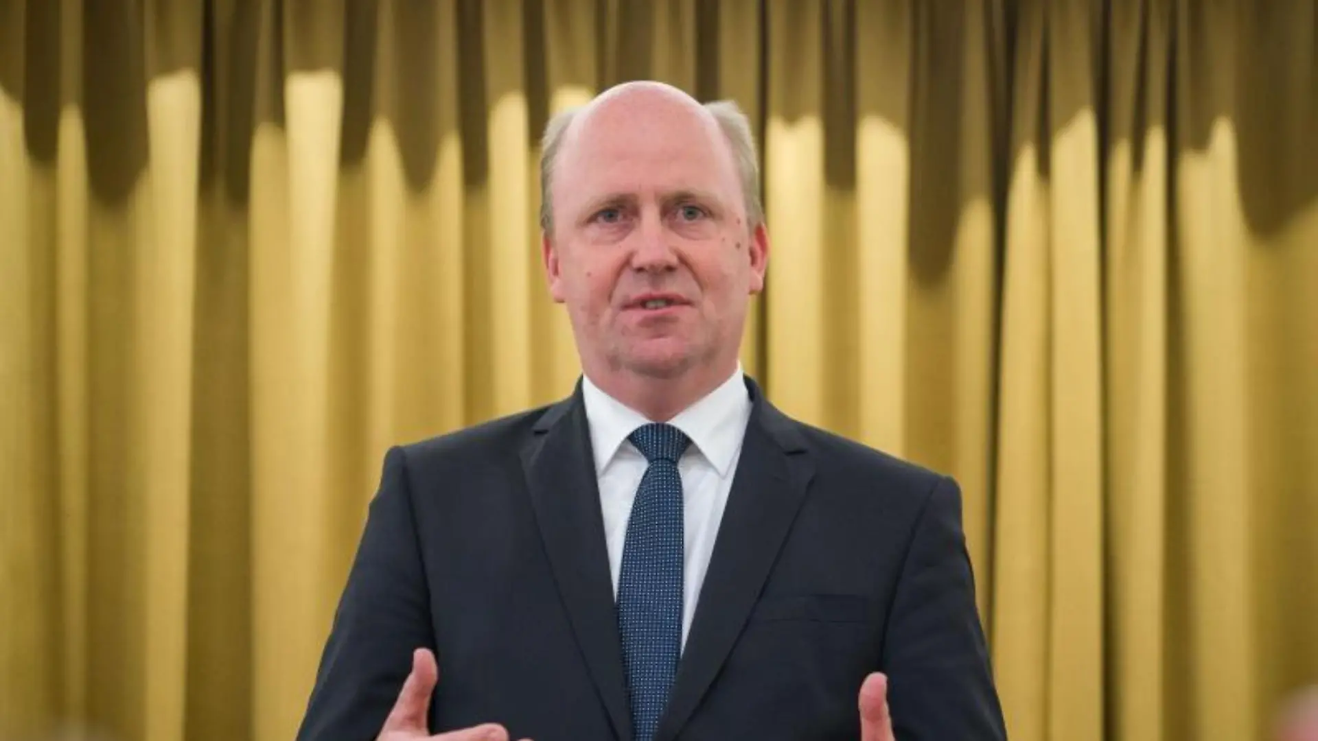 Uwe Becker spricht bei einer Veranstaltung
