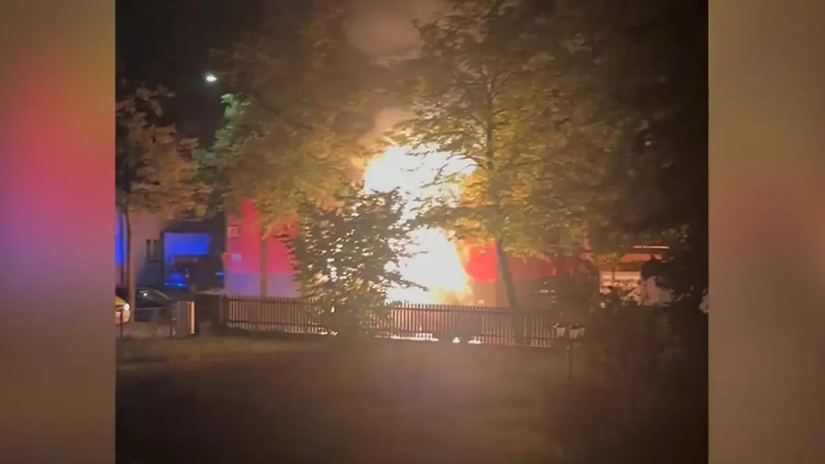 Ein Toter in München! Nachbar hält das Feuer-Drama mit diesem Video fest Großeinsatz der Polizei