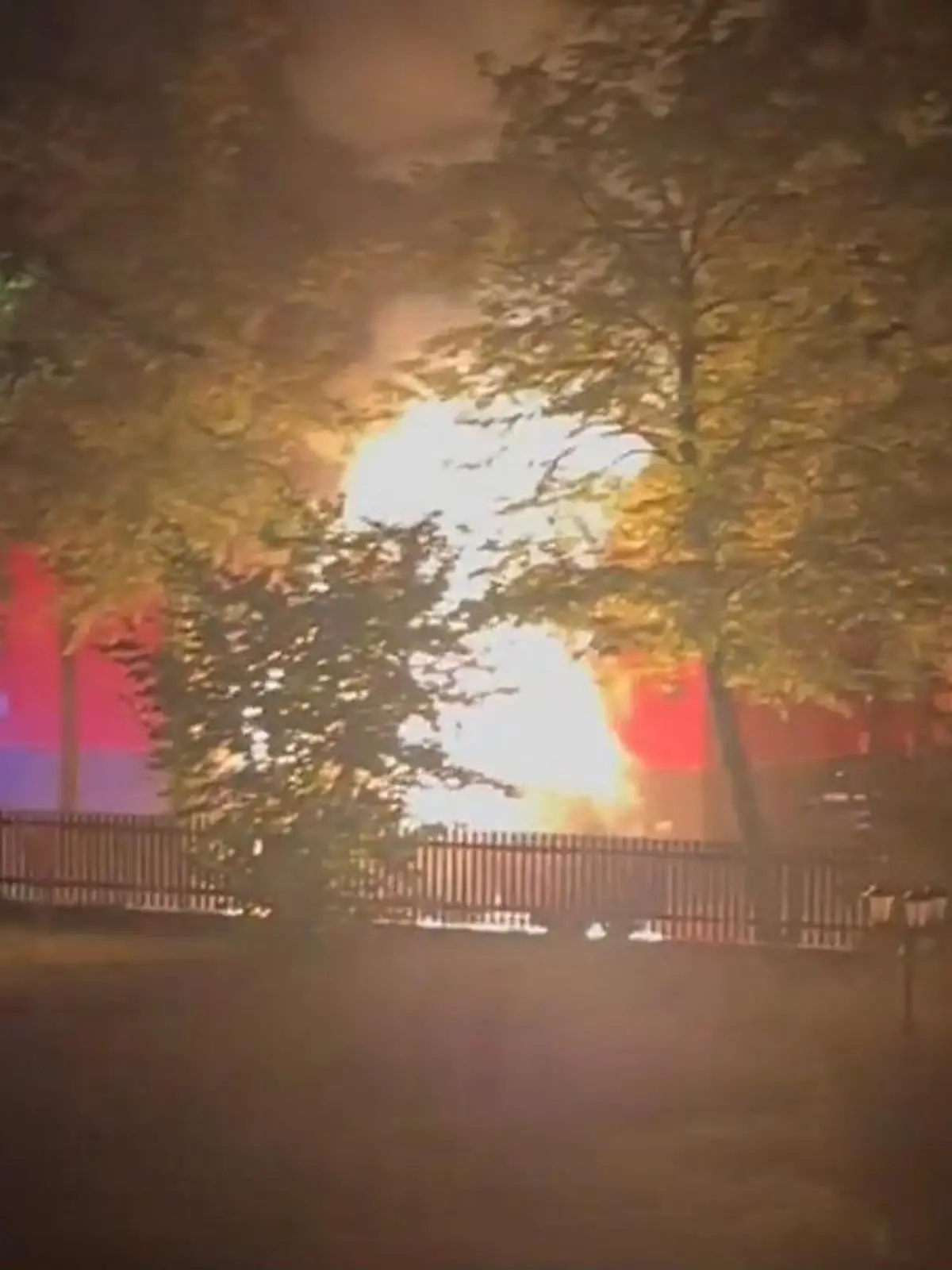 Bild zu: "Ein Toter in München! Nachbar hält das Feuer-Drama mit diesem Video fest"