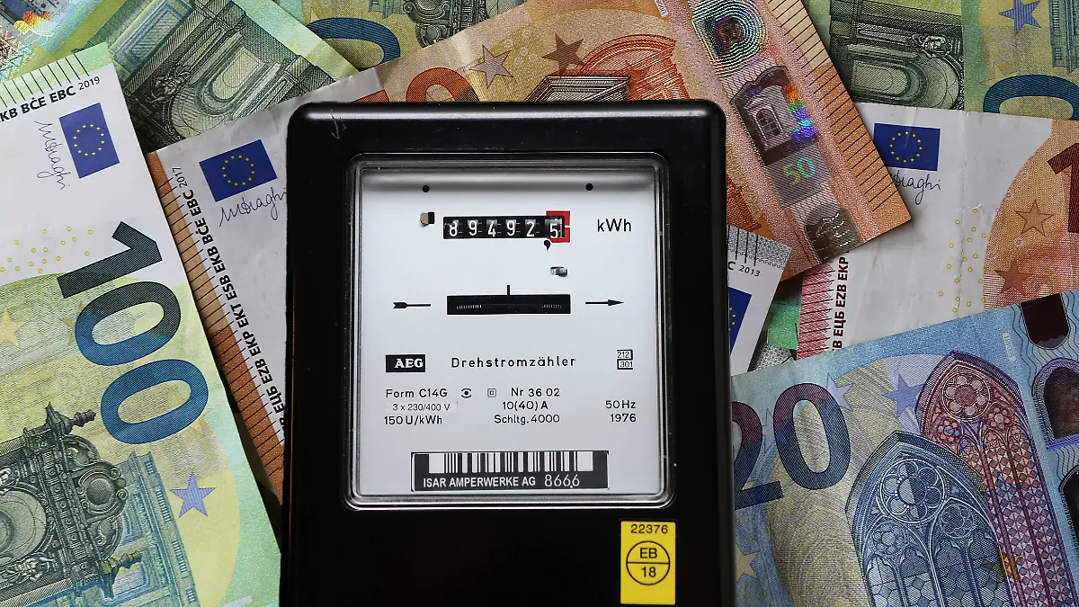 Symbolbild mit einem Stromzähler, Elektrizitätszähler