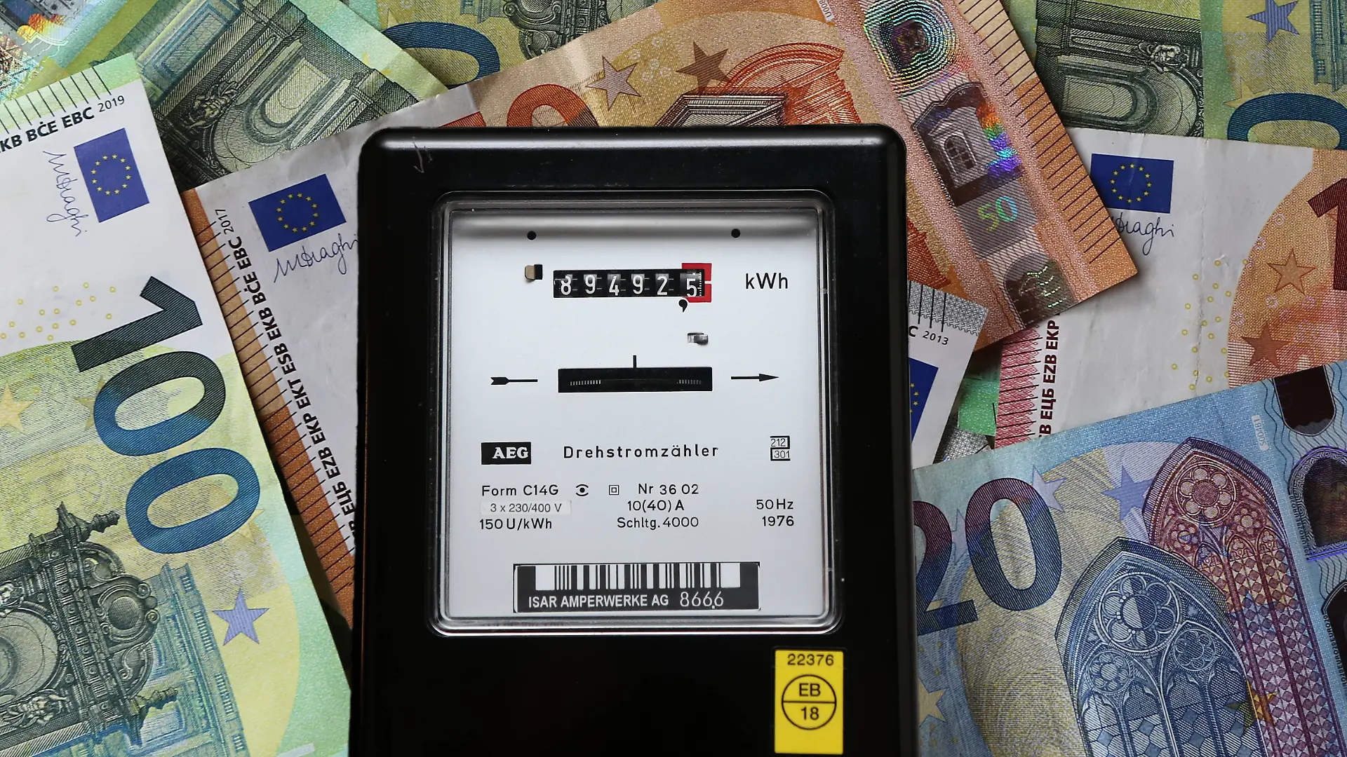 Symbolbild mit einem Stromzähler, Elektrizitätszähler