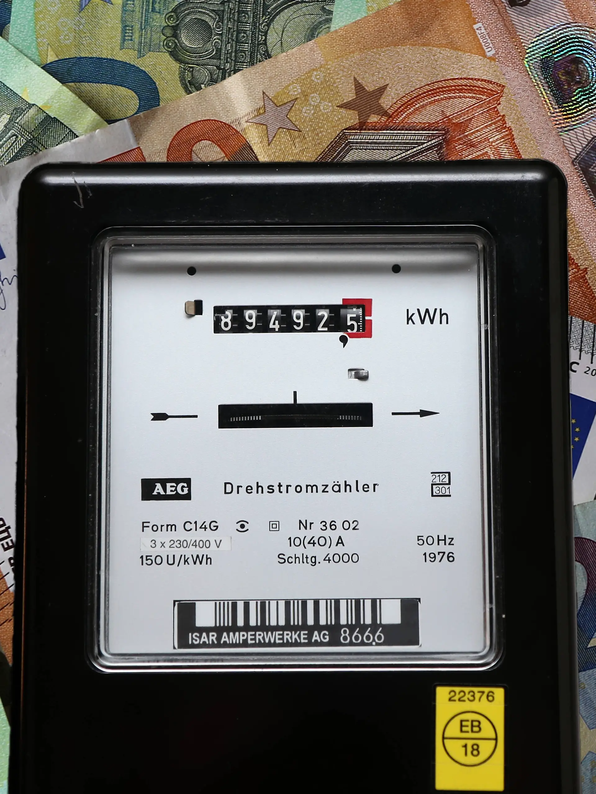 Symbolbild mit einem Stromzähler, Elektrizitätszähler