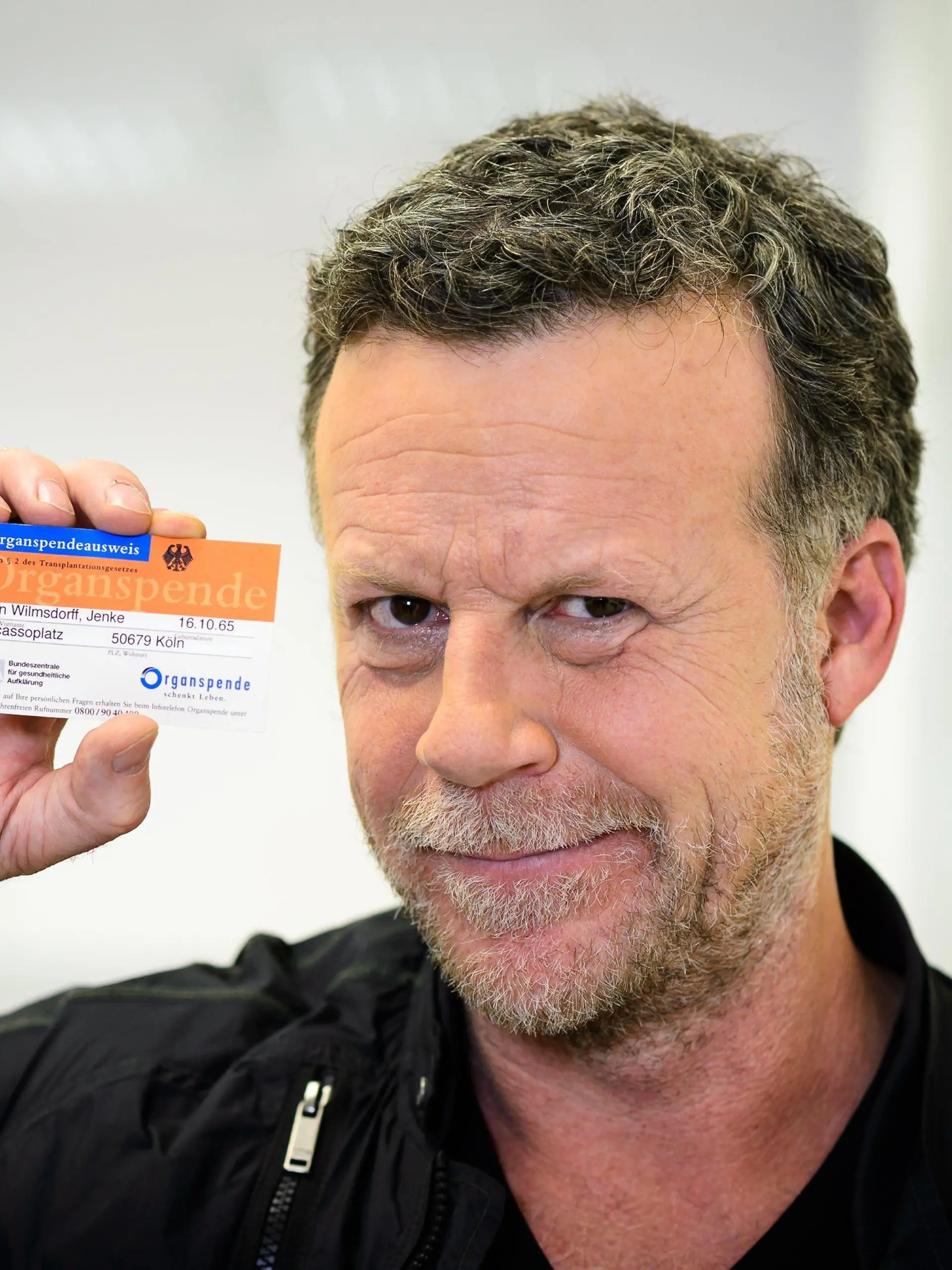 "Jenke von Wilmsdorff macht sich zum Affen." - RTL Reporter Jenke von Wilmsdorff will 100.000 Menschen dazu bringen sich einen Organspendeausweis erstellen zu lassen.