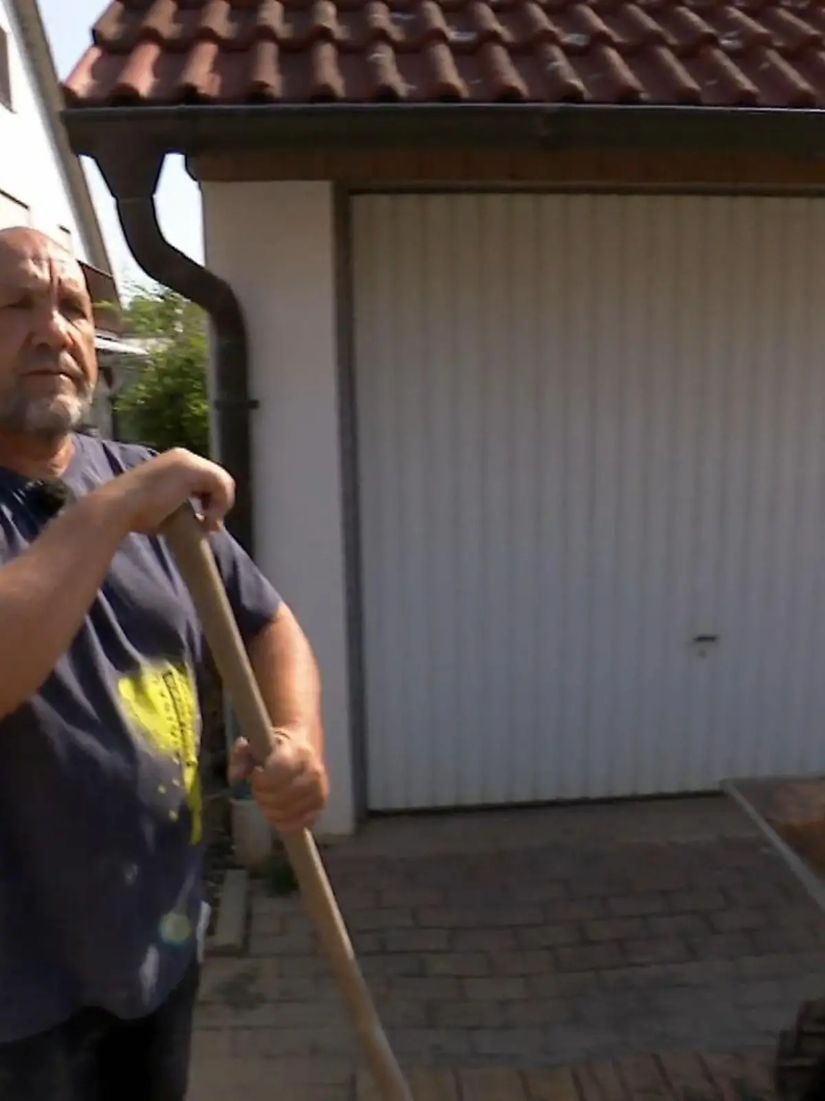 Bild zu: "Der Pool sorgt für Verzögerungen im Gartenprojekt"