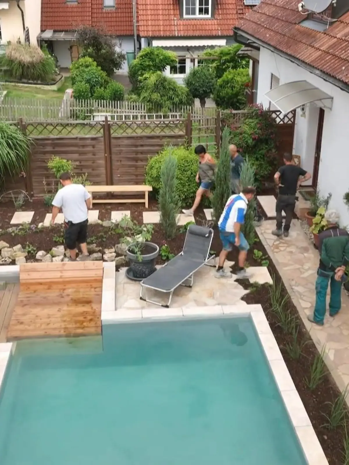 Bild zu: "Die Beet-Brüder präsentieren Iris ihren neuen Garten"