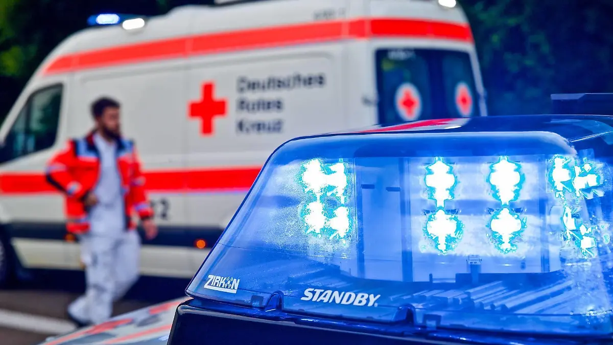  Motorrad und drei Autos bei Unfall auf A7 verwickelt, Drei Autos und ein Motorrad verunfallen am 01.07.2019 auf der A7 bei Heidenheim. Ein Rettungshubschrauber brachte einen Verletzten in die Klinik. Die Autobahn musste voll gesperrt werden. Heidenheim an der Brenz Baden-Württemberg Deutschland Heidenheim an der Brenz *** Motorcycle and three cars involved in an accident on the A7, three cars and one motorcycle involved in an accident on the A7 on 01 07 2019 on the A7 near Heidenheim A rescue helicopter brought an injured person to the clinic The motorway had to be fully closed Heidenheim an der Brenz Baden Württemberg Germany Heidenheim an der Brenz Copyright: xxonw-images.de/DennisxStraubx