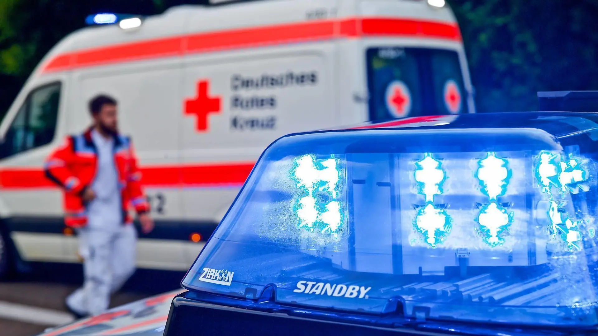 Motorrad und drei Autos bei Unfall auf A7 verwickelt, Drei Autos und ein Motorrad verunfallen am 01.07.2019 auf der A7 bei Heidenheim. Ein Rettungshubschrauber brachte einen Verletzten in die Klinik. Die Autobahn musste voll gesperrt werden. Heidenheim an der Brenz Baden-Württemberg Deutschland Heidenheim an der Brenz *** Motorcycle and three cars involved in an accident on the A7, three cars and one motorcycle involved in an accident on the A7 on 01 07 2019 on the A7 near Heidenheim A rescue helicopter brought an injured person to the clinic The motorway had to be fully closed Heidenheim an der Brenz Baden Württemberg Germany Heidenheim an der Brenz Copyright: xxonw-images.de/DennisxStraubx