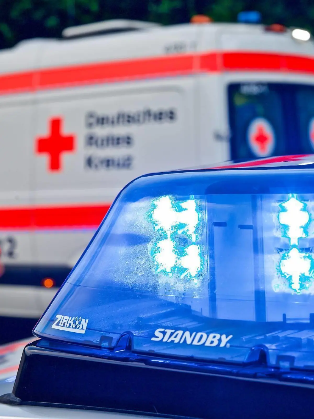  Motorrad und drei Autos bei Unfall auf A7 verwickelt, Drei Autos und ein Motorrad verunfallen am 01.07.2019 auf der A7 bei Heidenheim. Ein Rettungshubschrauber brachte einen Verletzten in die Klinik. Die Autobahn musste voll gesperrt werden. Heidenheim an der Brenz Baden-Württemberg Deutschland Heidenheim an der Brenz *** Motorcycle and three cars involved in an accident on the A7, three cars and one motorcycle involved in an accident on the A7 on 01 07 2019 on the A7 near Heidenheim A rescue helicopter brought an injured person to the clinic The motorway had to be fully closed Heidenheim an der Brenz Baden Württemberg Germany Heidenheim an der Brenz Copyright: xxonw-images.de/DennisxStraubx