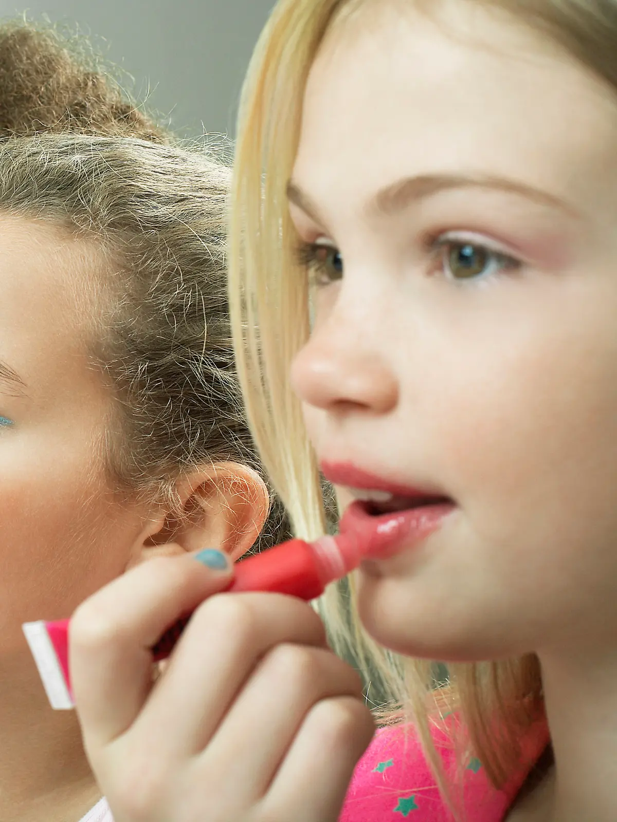 Kinder stehen gerade total auf die Lipglosse, die auf den Namen „Juicy Bomb” hören.