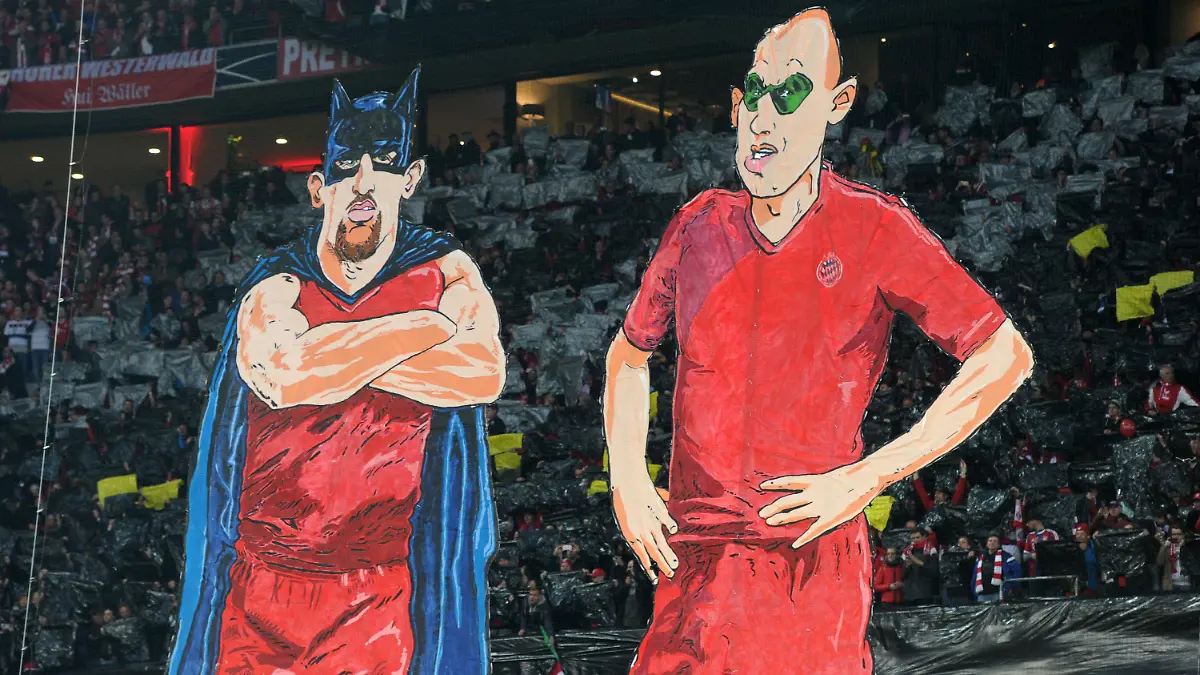 DFB-Pokal - Halbfinale: FC Bayern München - Borussia Dortmund am 28.04.2015 in der Allianz Arena in München (Bayern). In einer Fan-Choreographie werden Darstellungen von Münchens Franck Ribery (l) und Arjen Robben als Badman (Batman) & Robben (Robin) auf einen Riesen-Transparent gezeigt. Foto: Tobias Hase/dpa (Wichtiger Hinweis: Der DFB untersagt die Verwendung von Sequenzbildern im Internet und in Online-Medien während des Spiels (einschließlich Halbzeit). Sperrfrist! Der DFB erlaubt die Publikation und Weiterverwertung der Bilder auf mobilfunkfähigen Endgeräten (insbesondere MMS) und über DVB-H und DMB erst nach Spielende.) +++(c) dpa - Bildfunk+++