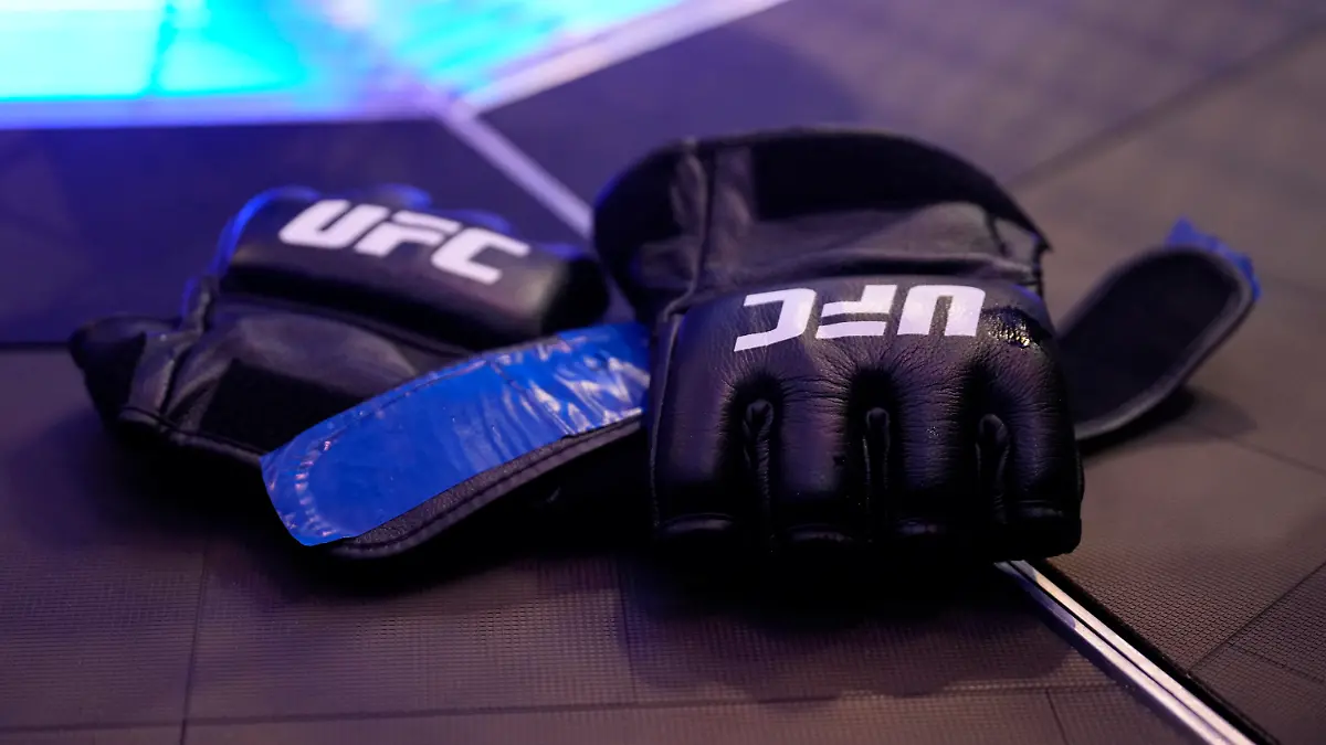 December 3, 2022, ORLANDO, FL, ORLANDO, FL, United States: ORLANDO, FL - December 3: following the bout, Scott Holtzman laid his gloves in the middle of the ring to announce his retirement at Amway Center for UFC Orlando - Thompson vs Holland : Evevnt on December 3, 2022 in ORLANDO, FL, United States. (Credit Image: © Louis Grasse/PX Imagens via ZUMA Press Wire