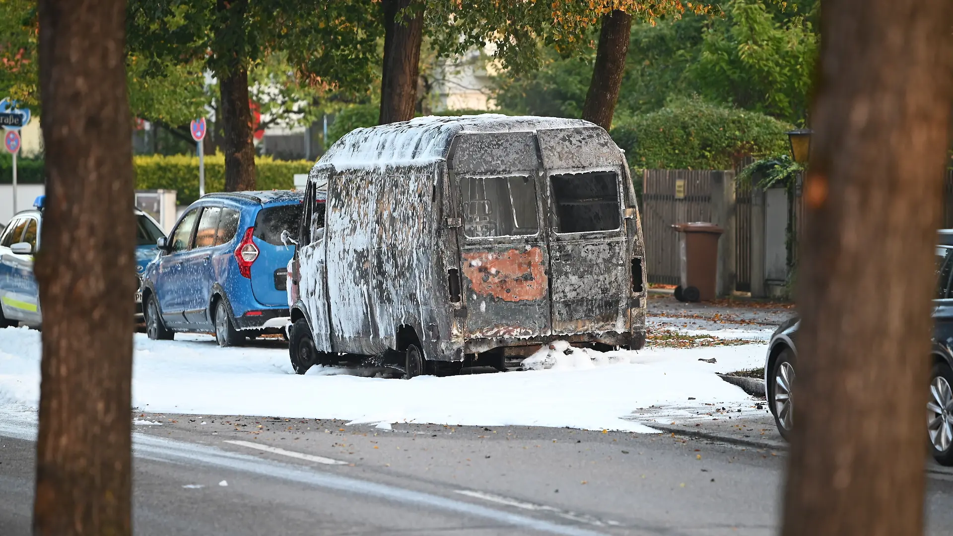 Dieser ausgebrannte Transporter soll dem Tatverdächtigen gehört haben. 