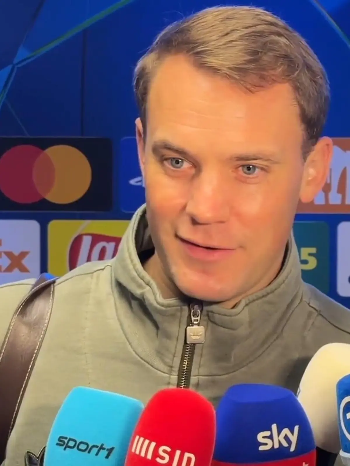 Bild zu: "DIESE Frage lässt Manuel Neuer nicht auf sich sitzen!"