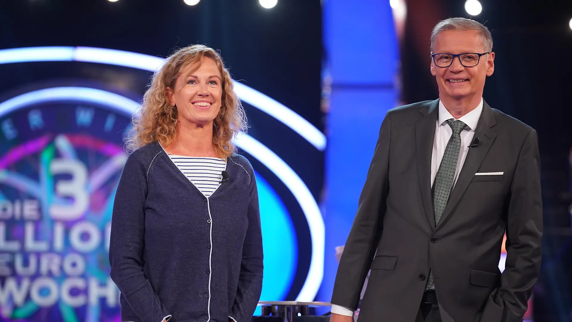 Achtung! Sperrfrist für alle Medien bis Di., 03.01.2023, 23:59 Uhr!
Günther Jauch mit Barbara Erlebach aus Essen
Die Verwendung des sendungsbezogenen Materials ist nur mit dem Hinweis und Verlinkung auf RTL+ gestattet.