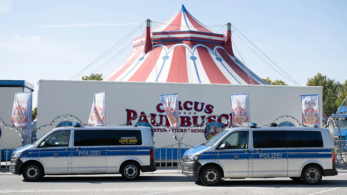 Polizeifahrzeuge stehen vor dem Zirkuszelt des Circus Paul Busch auf dem Schützenplatz. Eine Artistin ist bei einem Unfall während einer Zirkusvorstellung ums Leben gekommen.