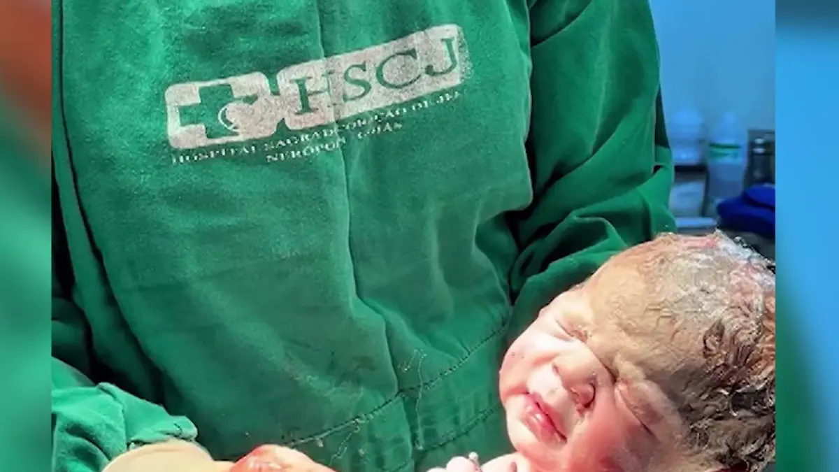 Ätsch, hier bin ich! Neugeborenes hält Spirale der Mutter in der Hand Schwangerschaft trotz Verhütung
