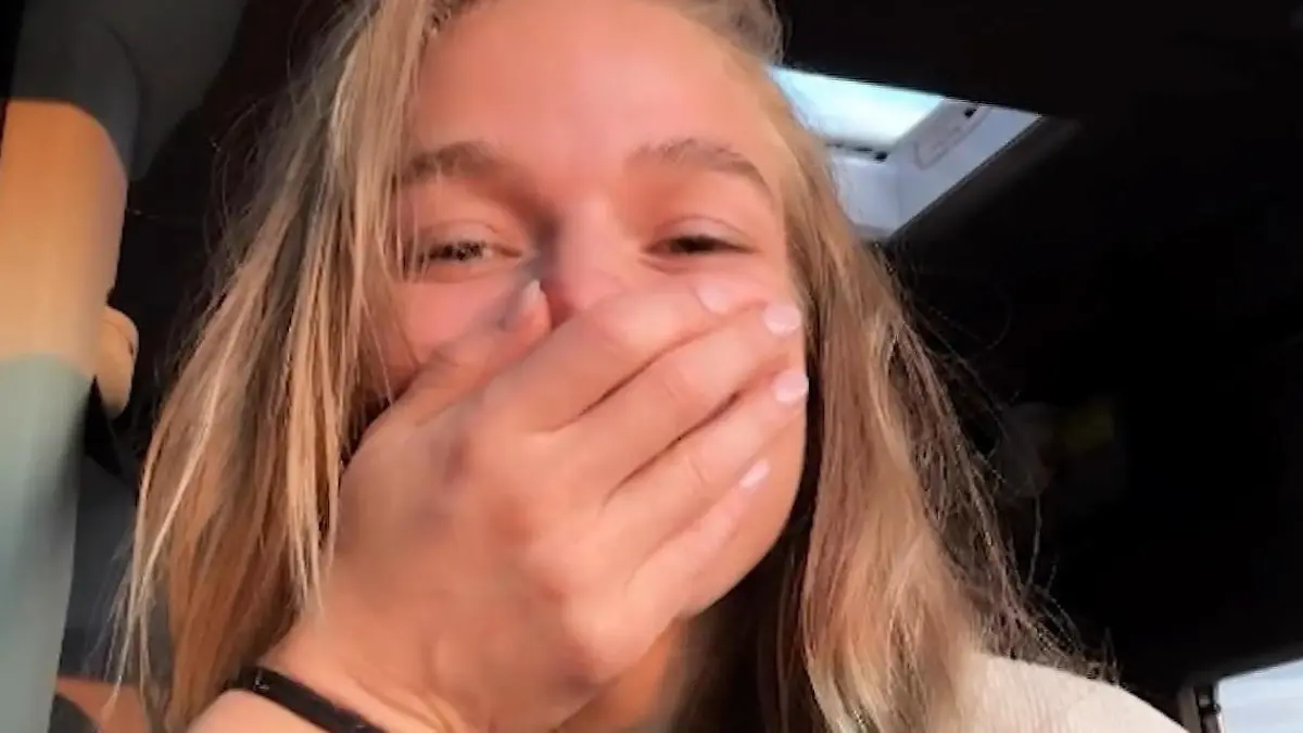 Lola Weippert startet ihre Weltreise – und schon gibt's ein großes Problem! Unterwegs mit dem neuen Freund?