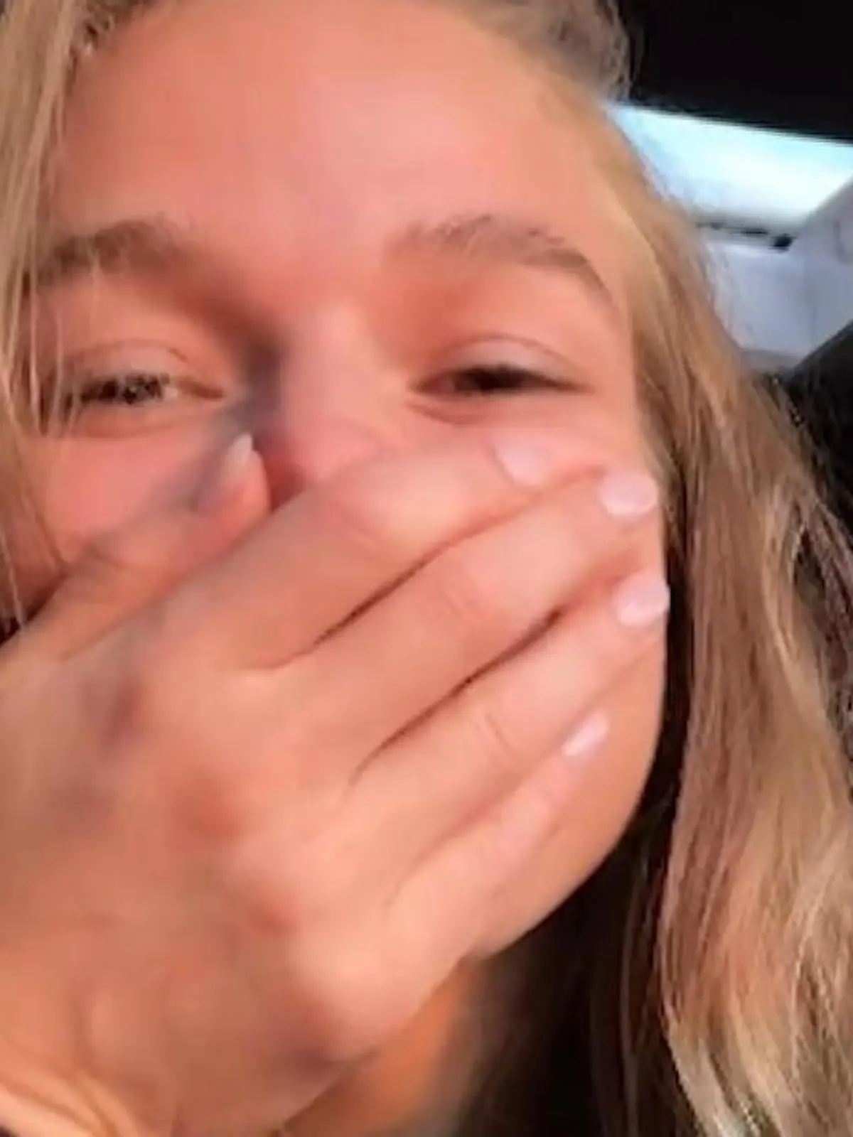 Bild zu: "Lola Weippert startet ihre Weltreise – und schon gibt's ein großes Problem!"