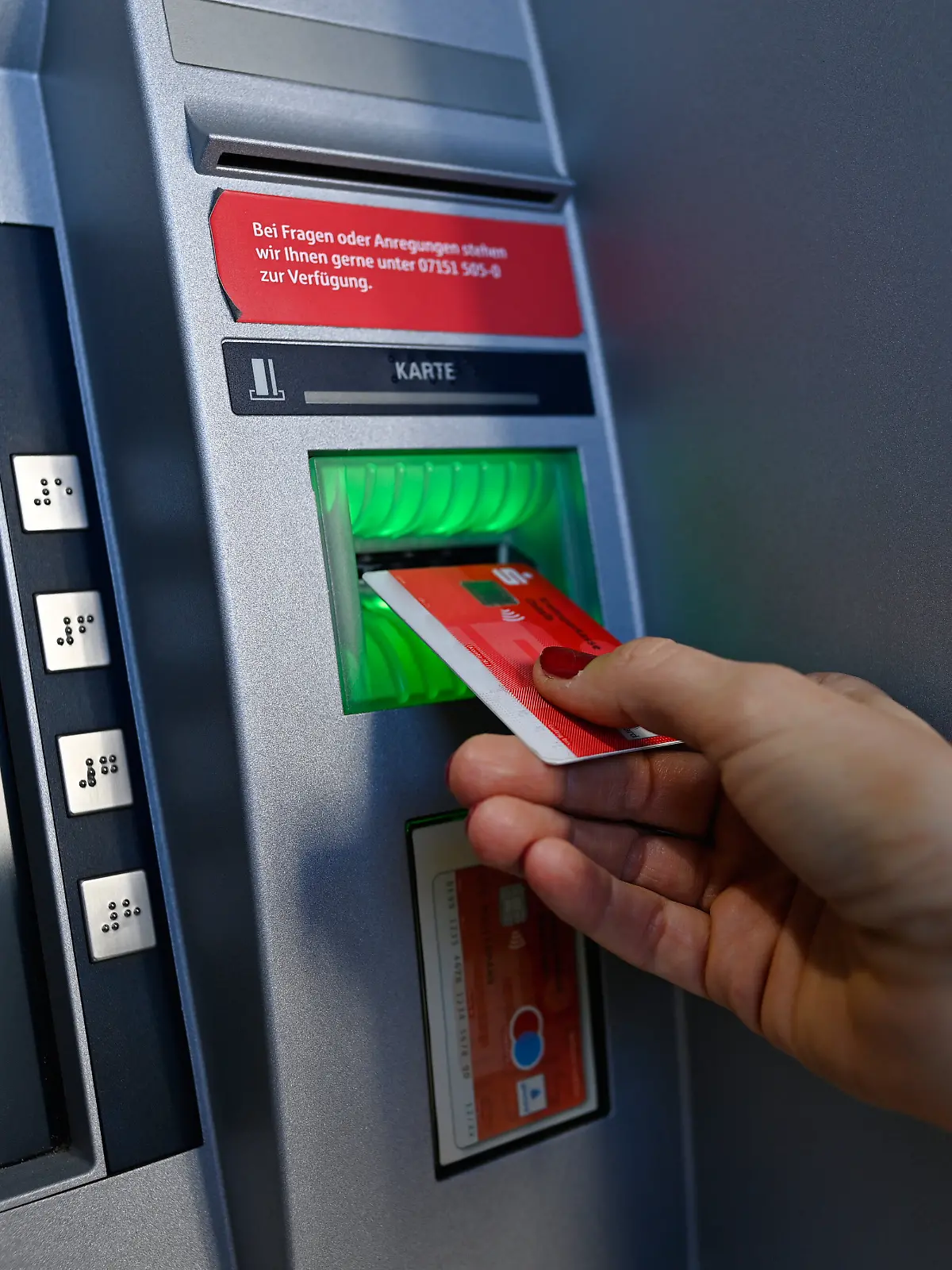 Wie viel Geld haben die Deutschen auf dem Girokonto?
