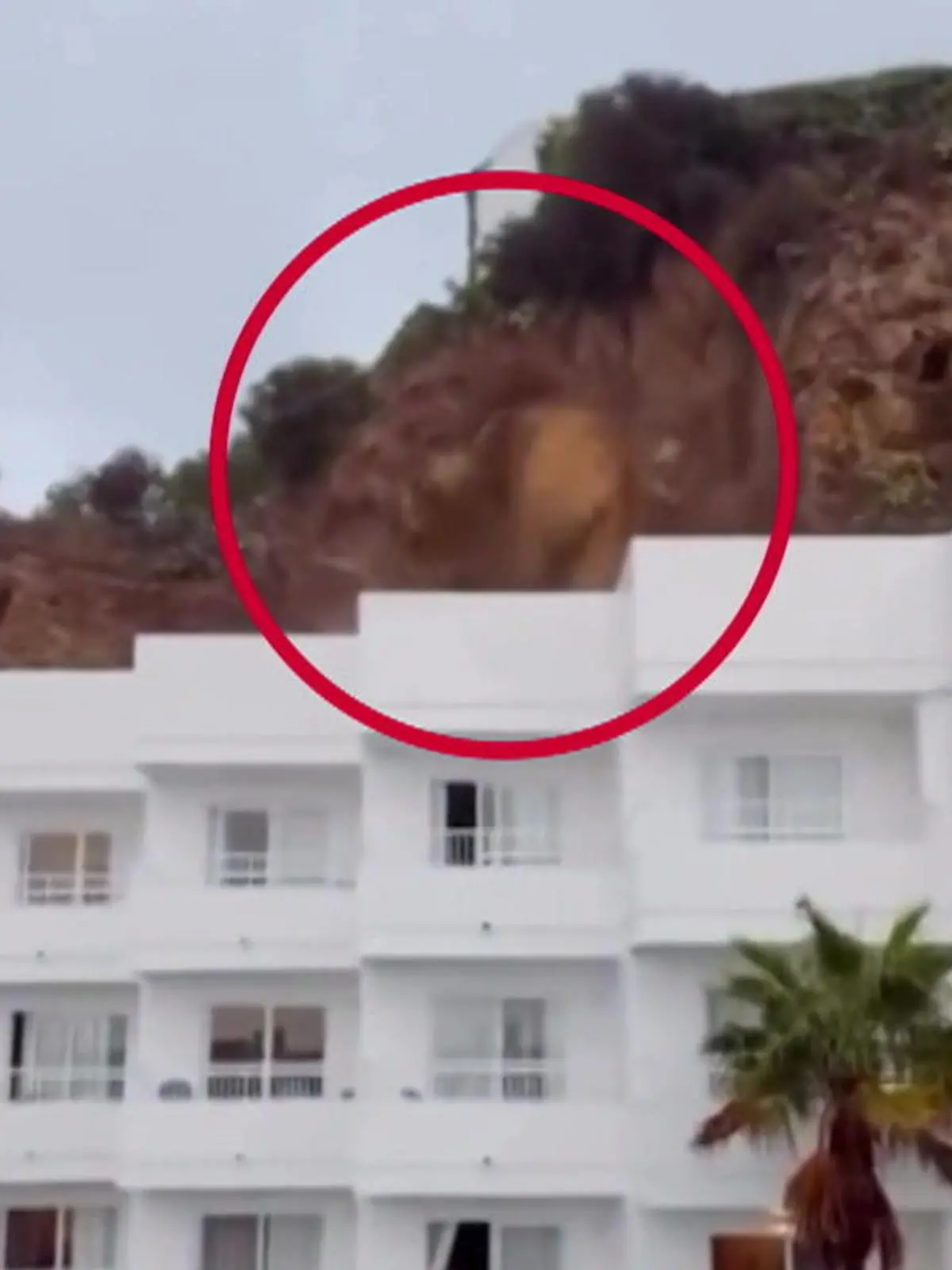 Bild zu: "Urlauber fliehen auf Balkone – XXL-Felsbrocken kracht auf Vier-Sterne-Hotel!"