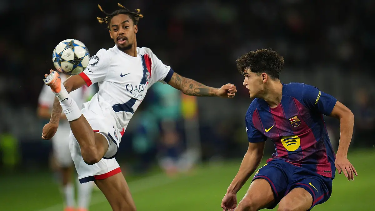 Artistisch: Bradley Barcola gewinnt mit Paris Saint-Germain verdient beim FC Barcelona.