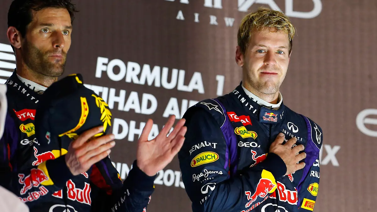 epa03934700 German Formula One driver Sebastian Vettel of Red Bull Racing celebrates on the podium with his teammate Australian Mark Webber (L) after winning the Formula One Grand Prix of Abu Dhabi at the Yas Marina Circuit in Abu Dhabi, United Arab Emirates, 03 November 2013. EPA/VALDRIN XHEMAJ +++(c) dpa - Bildfunk+++