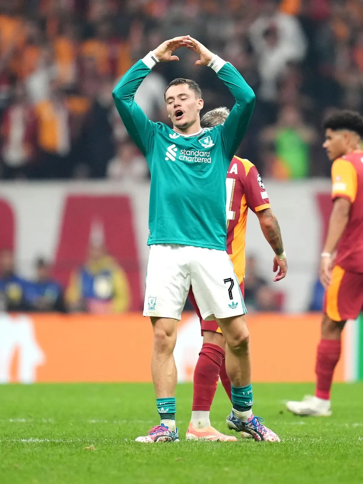 Bild zu: "Probleme bei Liverpool: Völler verteidigt Wirtz gegen Kritik"