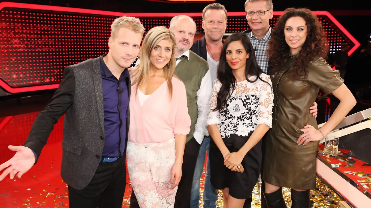 Günther Jauch (2.v.r.) mit seinen fünf prominenten Gegnern. V.r.: Lilly Becker, Collien Ulmen-Fernandes, Jenke von Wilmsdorff, Hubert Kah, Panagiota Petridou und Moderator Oliver Pocher.