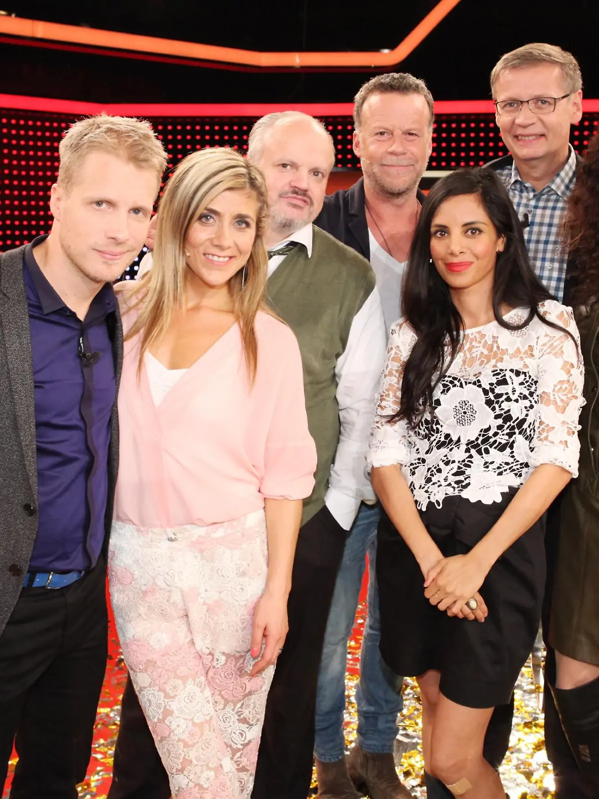 Günther Jauch (2.v.r.) mit seinen fünf prominenten Gegnern. V.r.: Lilly Becker, Collien Ulmen-Fernandes, Jenke von Wilmsdorff, Hubert Kah, Panagiota Petridou und Moderator Oliver Pocher. 
